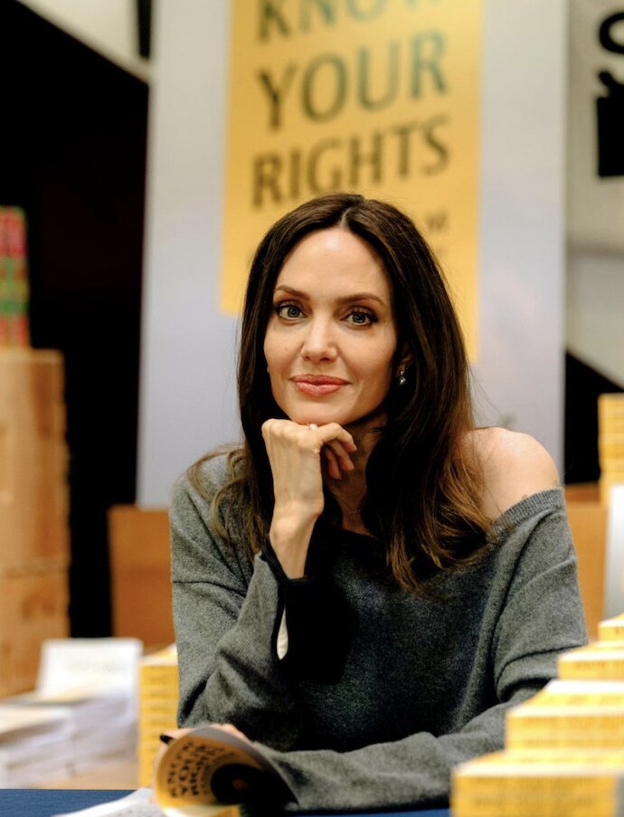 Анджелина Джоли открывает свой модный дом, в котором дизайн одежды будут разрабатывать сами клиенты
